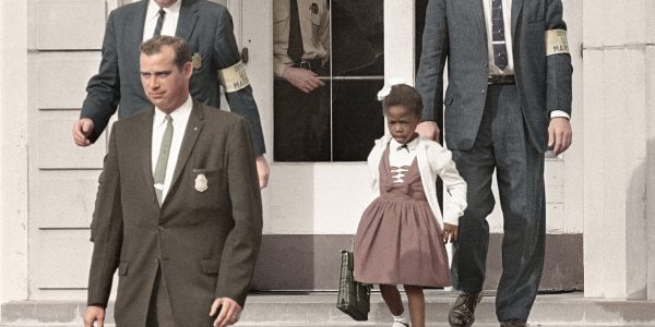 Ruby Bridges eskortiert von US-Marshalls auf dem Weg aus ihrer Grundschule (Flickr)