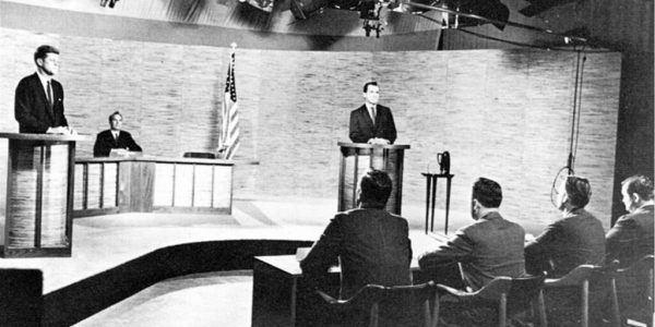 John F. Kennedy und Richard Nixon bei einem ihrer TV-Duelle 1960 (Flickr)